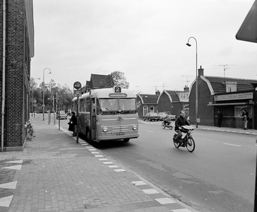 855096 Afbeelding van een autobus van stadsbuslijn 2 naar Kanaleneiland, op de halte aan de noordzijde van de ...